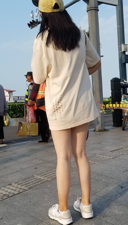 街拍优雅大方的潮流热裤美臀靓女[LS-5M5N]