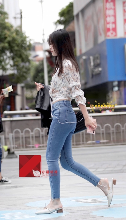 抓拍秀外慧中的时髦牛仔裤紧臀靓女[DP-RS80]