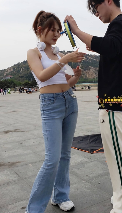 抓拍面若桃花的潮流紧身牛仔裤丰臀女神[AM-C6Y7]