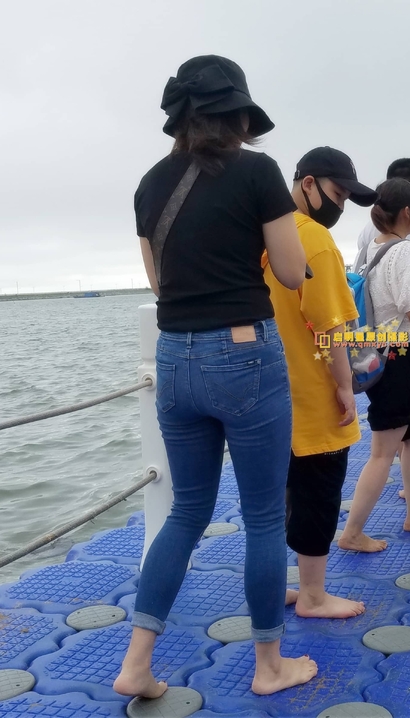 一个桃羞杏让的前卫紧身牛仔裤翘臀女生[SE-PM4B]