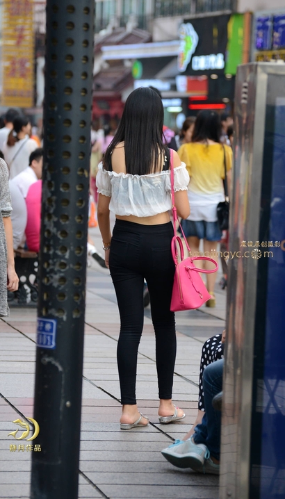 一个聘婷秀雅的时髦紧身裤美臀美眉[QM-6S1H]