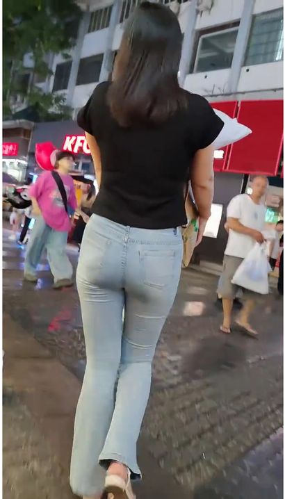 【视频】街拍风华绝代的时髦紧身牛仔裤翘臀美女[YY-9T8K]