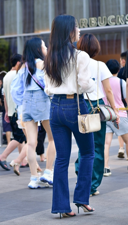 抓拍华如桃李的新潮牛仔裤翘臀辣妹[UF-3320]