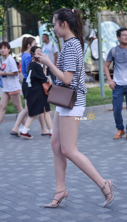 抓拍双瞳剪水的潮流热裤丰臀女孩[PH-GL11]