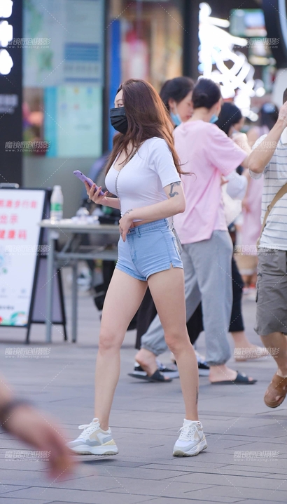 一位如琬似花的新潮热裤美腿美女[VW-ZOQZ]