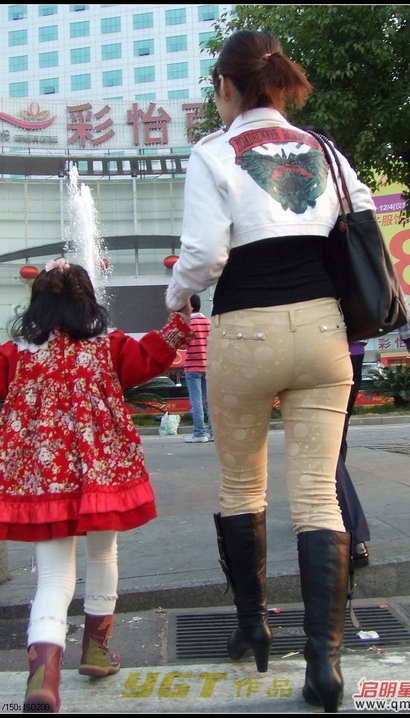 一个气质不凡的风尚紧身裤紧臀女孩[IS-C049]