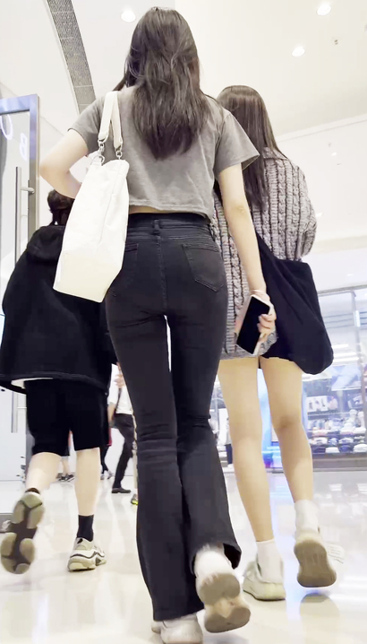 【视频】抓拍大家闺秀的前卫牛仔裤大长腿美眉[NK-P4Y9]