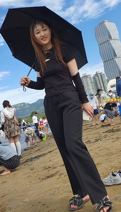 街拍明艳不可方物的时髦精致装束丰臀女孩[AI-51L0]