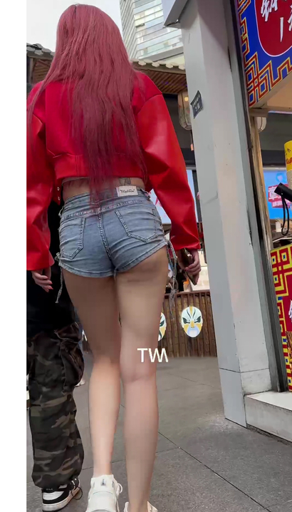 【视频】抓拍国色天资的时尚热裤丰臀女生[HT-U2HN]