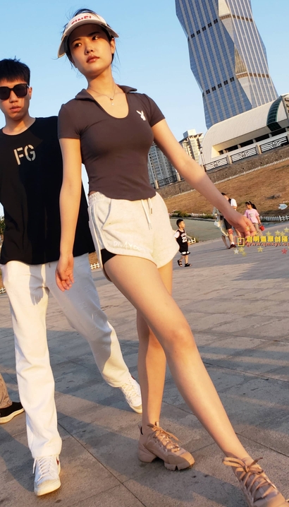 一位沉鱼落雁的极品热裤翘臀美眉[FD-0RKN]