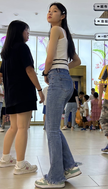 偶遇亭亭玉立的前卫紧身牛仔裤紧臀女孩[ER-85G8]
