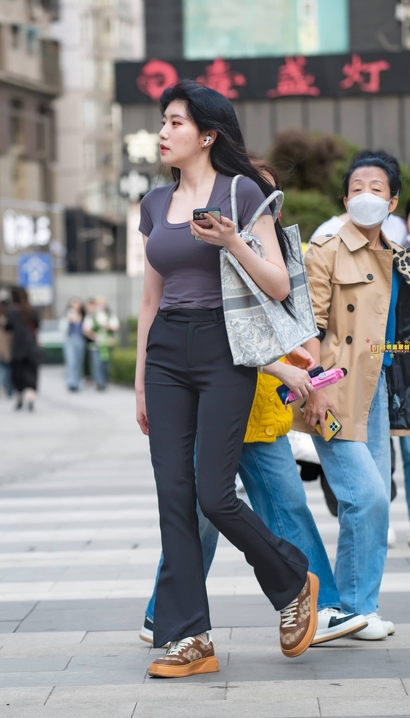 一个面若桃花的前卫紧身裤紧臀美女[VF-MJC1]
