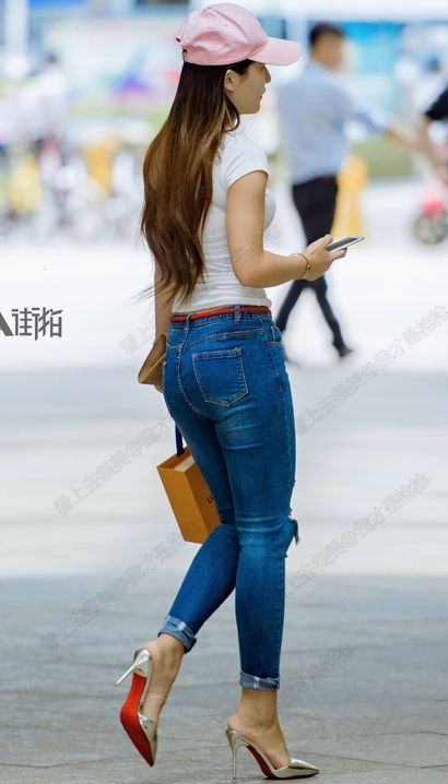 一位美丽大方的小清新紧身牛仔裤圆臀女生[HM-EA03]