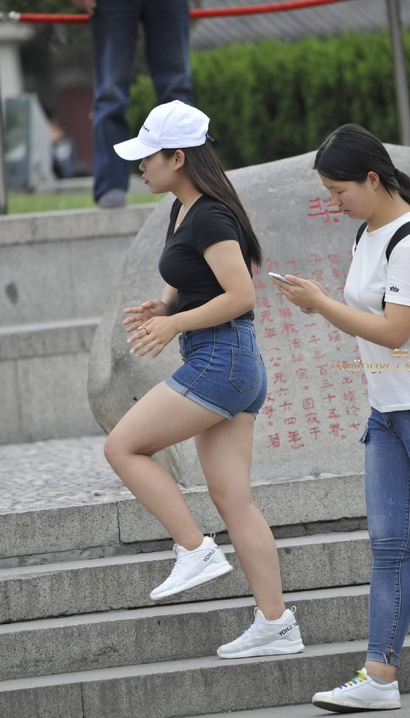 街拍语笑嫣然的极品热裤宽臀辣妹[BM-0VGZ]