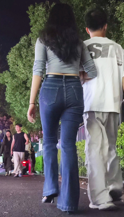 【视频】抓拍一代容华的潮流牛仔裤丰臀御姐[TJ-AFM9]