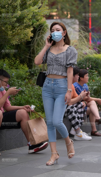 一个艳若桃李的小清新紧身牛仔裤美臀女生[SG-A7SS]