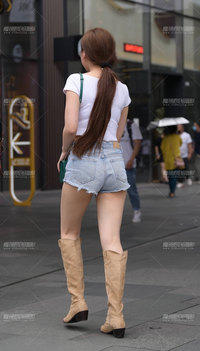 一位姹紫嫣红的潮流热裤翘臀女孩[JC-9JYF]