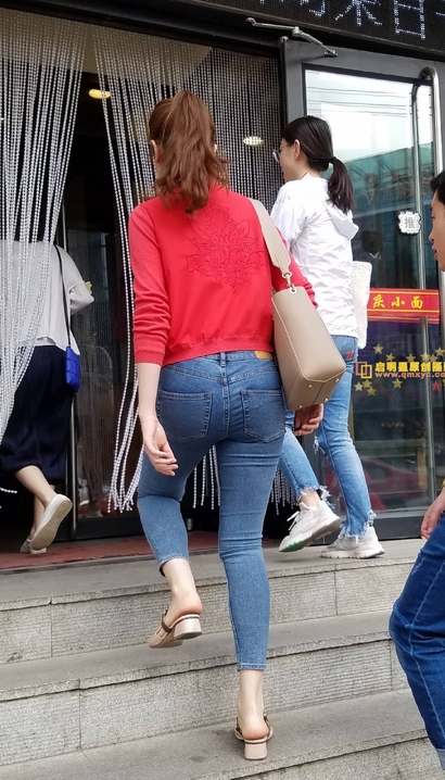 一个艳冠群芳的新潮牛仔裤宽臀女神[TJ-BH2P]