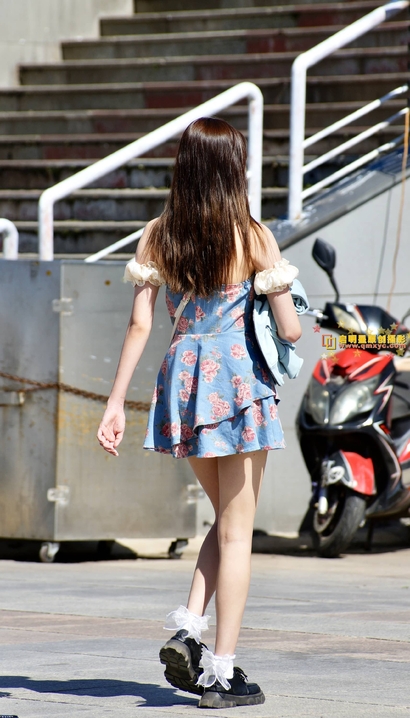 抓拍婉风流转的风尚裙子翘臀靓女[JB-7AN7]