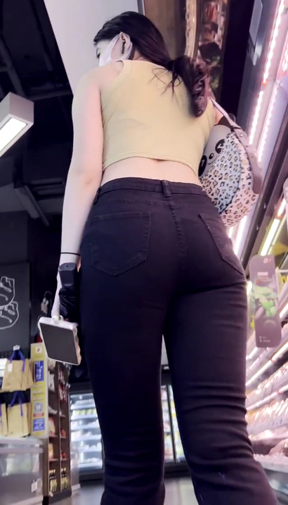【视频】街拍靡颜腻理的时尚紧身牛仔裤美臀女生[ZZ-4SMK]