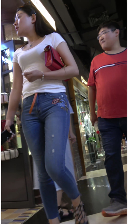【视频】抓拍大家闺秀的小清新紧身牛仔裤翘臀靓女[OH-TWK6]