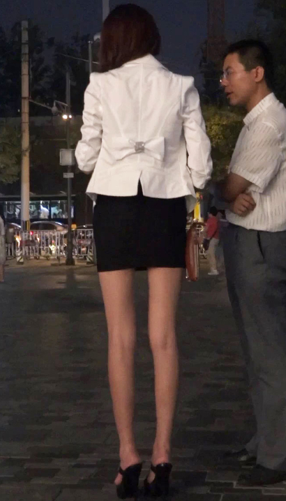 【视频】抓拍袅袅婷婷的新潮清雅衣着翘臀靓女[XL-LIWJ]