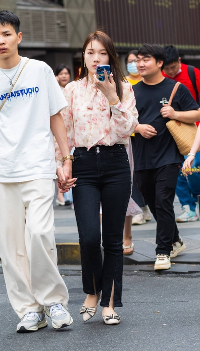一个婀娜多姿的新潮紧身牛仔裤美臀女孩[RH-IW7Z]