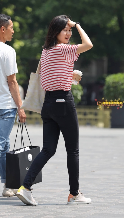 抓拍楚楚动人的小清新紧身牛仔裤翘臀女孩[JY-CP2K]