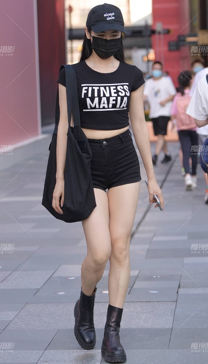 一位俏丽多姿的潮流热裤大长腿御姐[CF-1Z1Y]