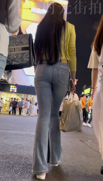 【视频】偶遇清水芙蓉的风尚紧身牛仔裤翘臀美女[PT-P9JM]