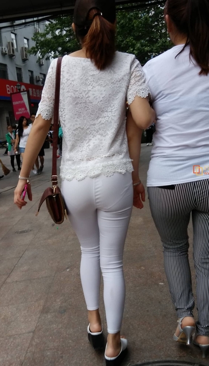 街拍温婉可人的风尚紧身裤大长腿女孩[AO-A0F9]