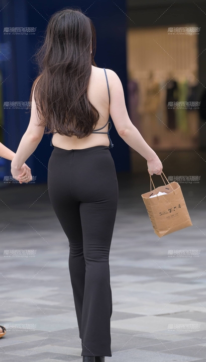 街拍巧笑倩兮的时尚紧身裤紧臀小姐姐[BE-1Q5K]