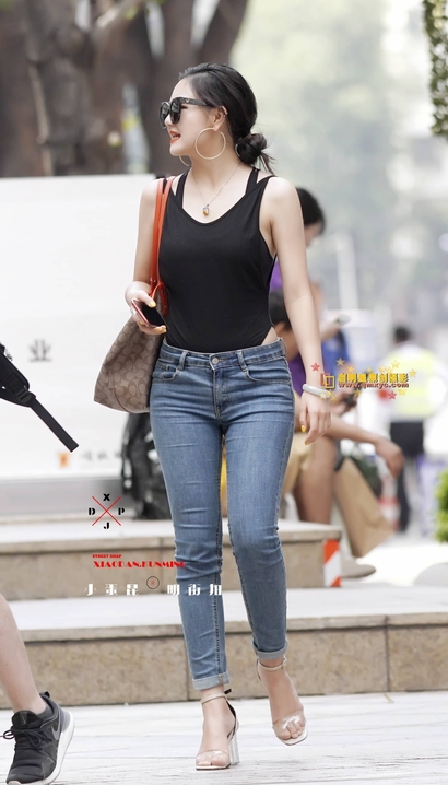 一位美撼凡尘的时髦紧身牛仔裤宽臀靓女[LQ-E7G2]