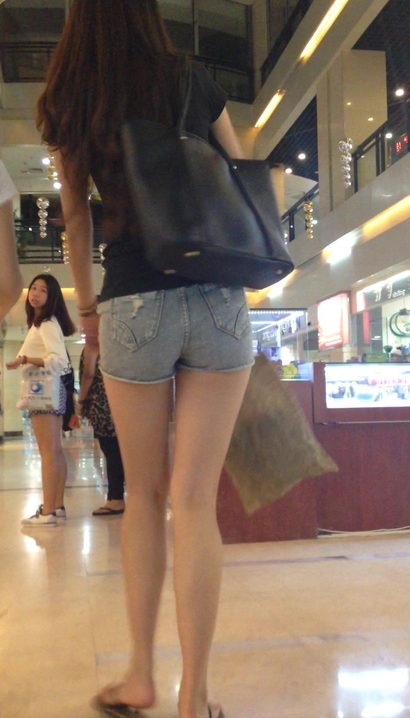 【视频】抓拍身姿曼妙的新潮清雅衣着大长腿靓女[GJ-5Z40]