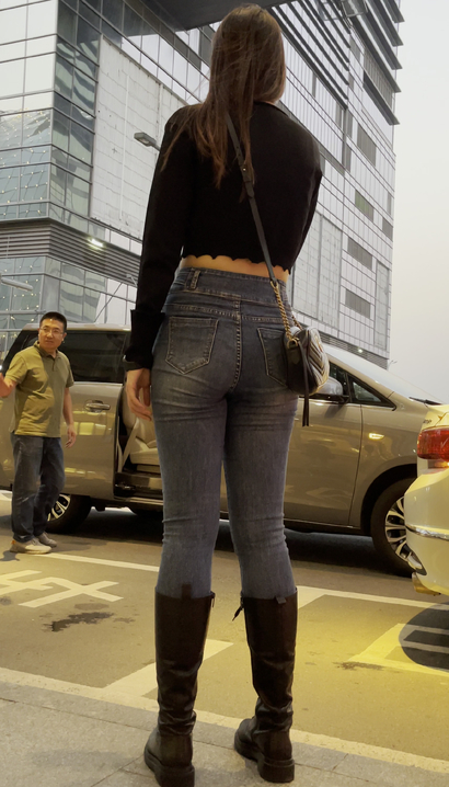 【视频】偶遇楚楚动人的时尚紧身牛仔裤紧臀靓女[ID-AA6H]