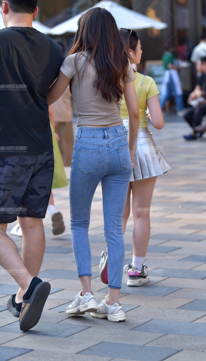 一个月里嫦娥的时髦紧身牛仔裤美腿女孩[AV-3H61]