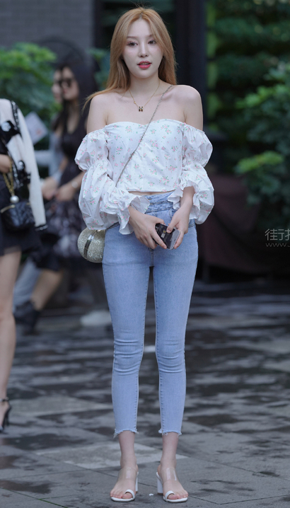 一个身材极好的时髦牛仔裤美腿女孩[DP-YQQ8]