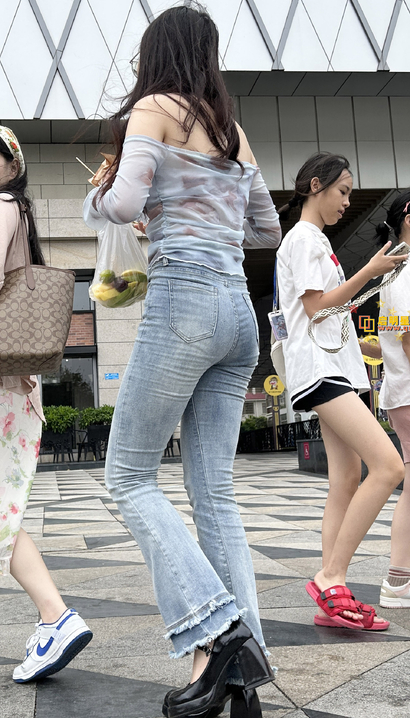 一个天生丽质的时尚紧身牛仔裤长腿美女[XU-4Y61]
