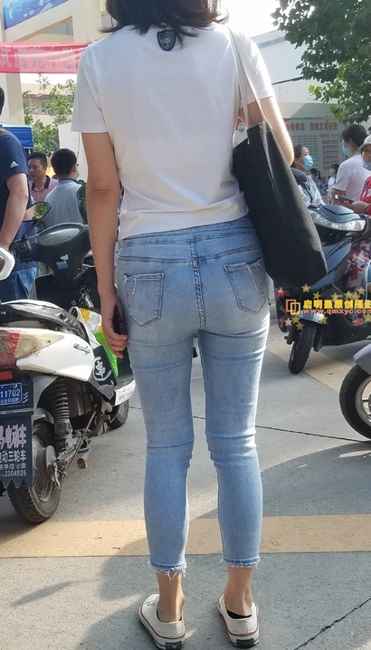 偶遇如琬似花的气质紧身牛仔裤美臀美女[LL-45QM]