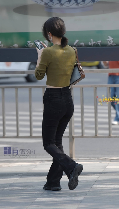 抓拍沉鱼落雁的前卫牛仔裤圆臀女生[NE-U336]