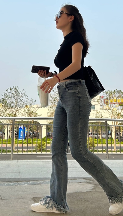 偶遇华如桃李的极品紧身牛仔裤圆臀美眉[QC-T5LF]