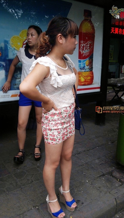 偶遇肤如凝脂的前卫超短裙圆臀女孩[XZ-5CP3]