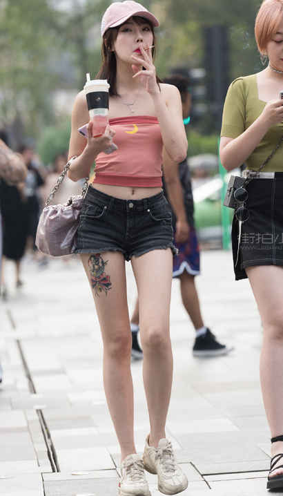 街拍剪水双瞳的气质热裤紧臀女神[LF-3WY0]