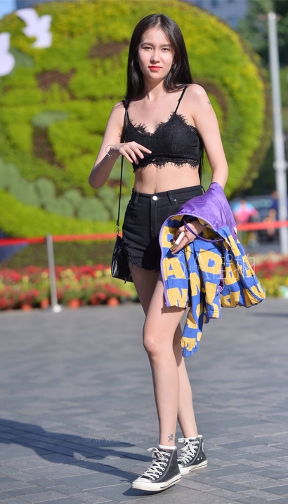 一个巧笑倩兮的性感热裤紧臀女孩[TH-QUU6]