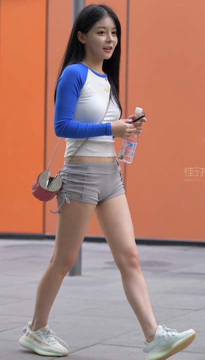 一位美目盼兮的新潮热裤翘臀美女[XO-3D56]