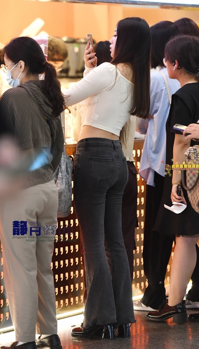 偶遇仪态万千的气质紧身牛仔裤紧臀女孩[WG-8257]