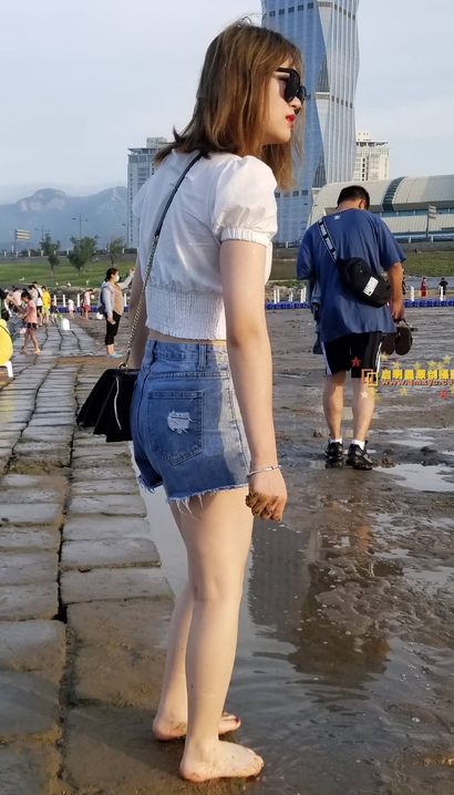 抓拍柳夭艳影的气质热裤长腿小姐姐[NO-5K76]