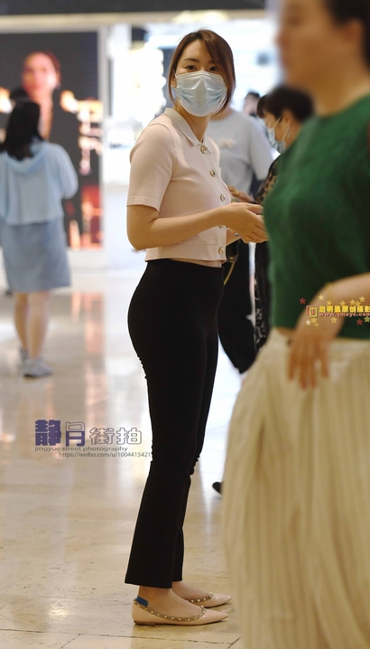 偶遇艳若桃李的性感紧身裤大长腿美女[RZ-78X5]