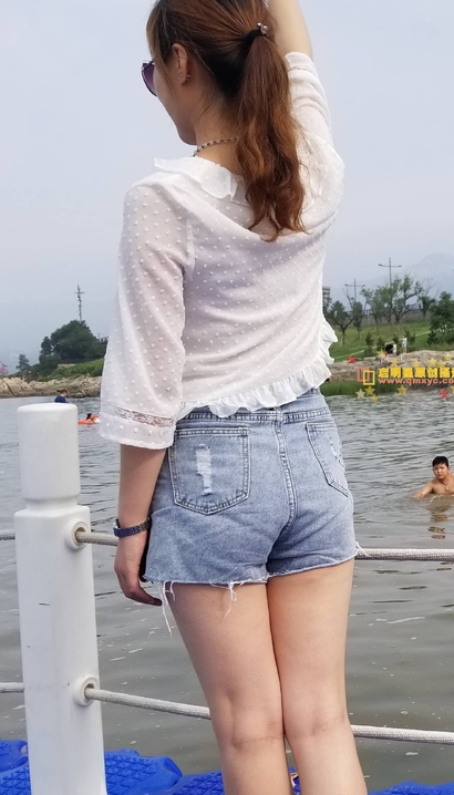 一位清水芙蓉的潮流热裤长腿小姐姐[YW-Y1S8]