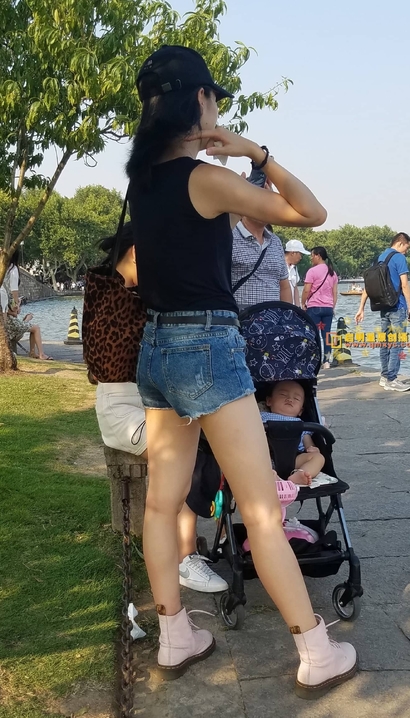 一个绝色美人的潮流热裤宽臀美女[RF-9U0K]